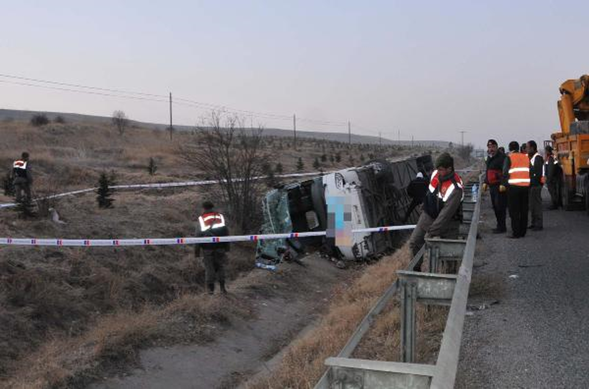 Sivrihisar\'da Yolcu Otobüsü Devrildi: 1 Ölü, 44 Yaralı