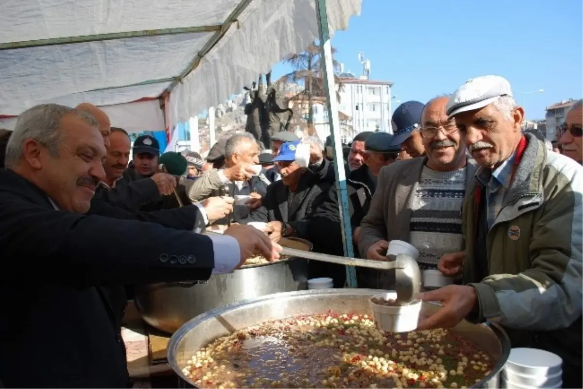 Turhal\'da Aşure İkramına Yoğun İlgi Gösterildi