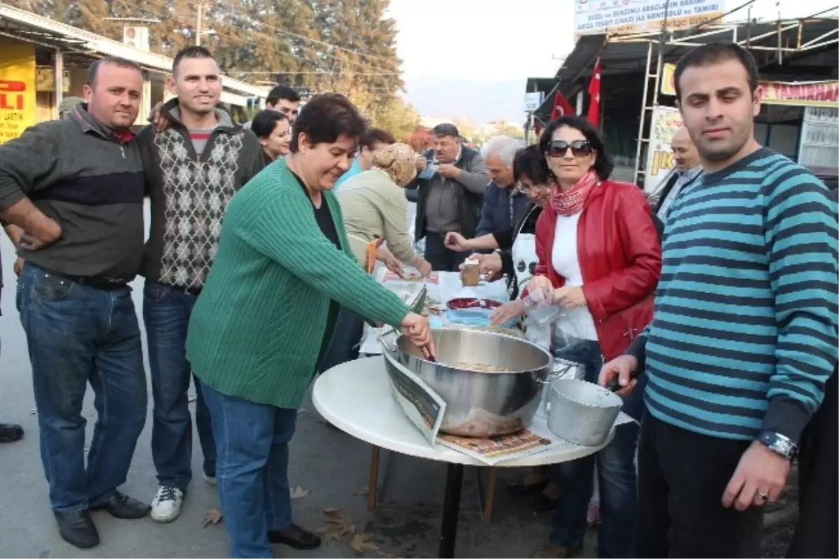 AK Parti İlçe Teşkilatından Sanayi Esnafına Aşure