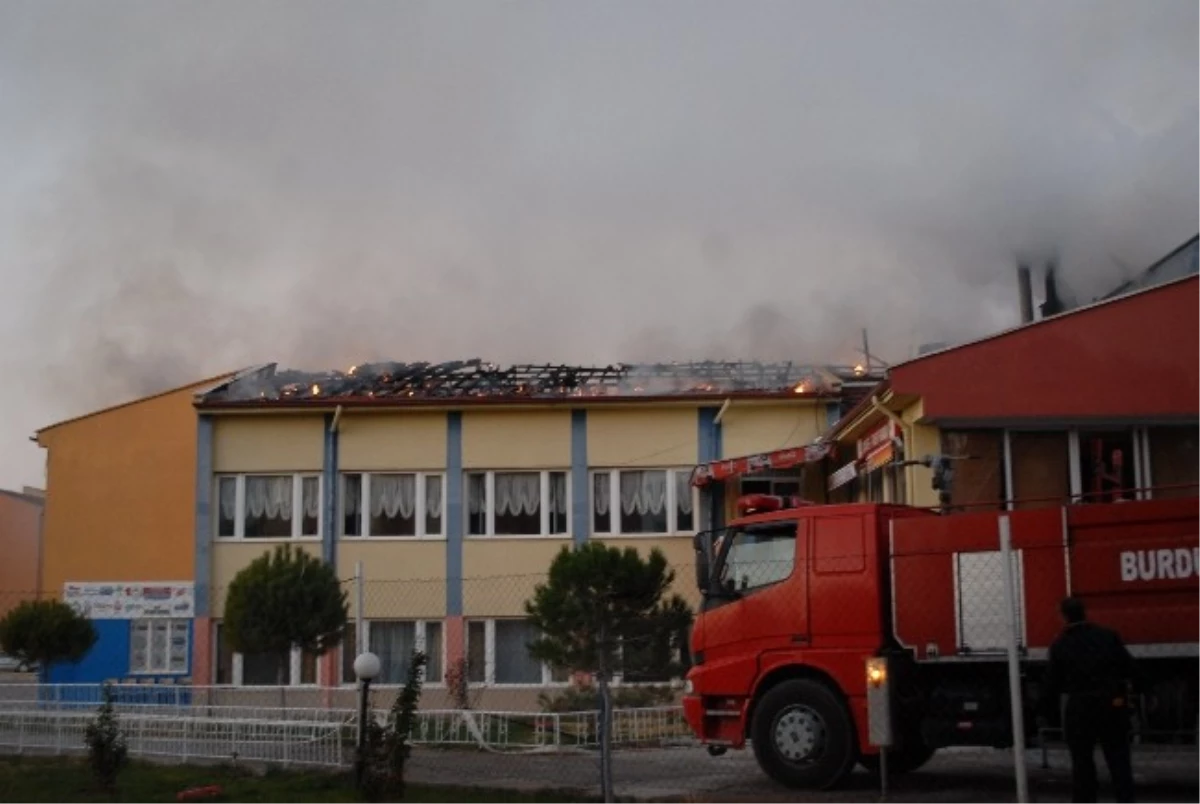 Burdur\'da Öğrenci Yurdunda Çıkan Yangın Söndürüldü
