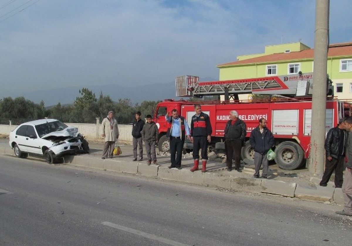Edremit\'te Trafik Kazası: 2 Yaralı