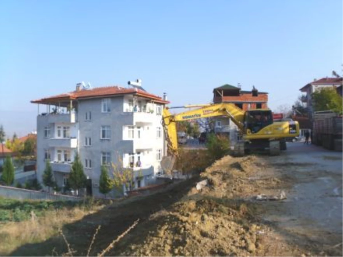 Erbaa\'da Yol Bakımı ve İstinat Duvarı Çalışmaları