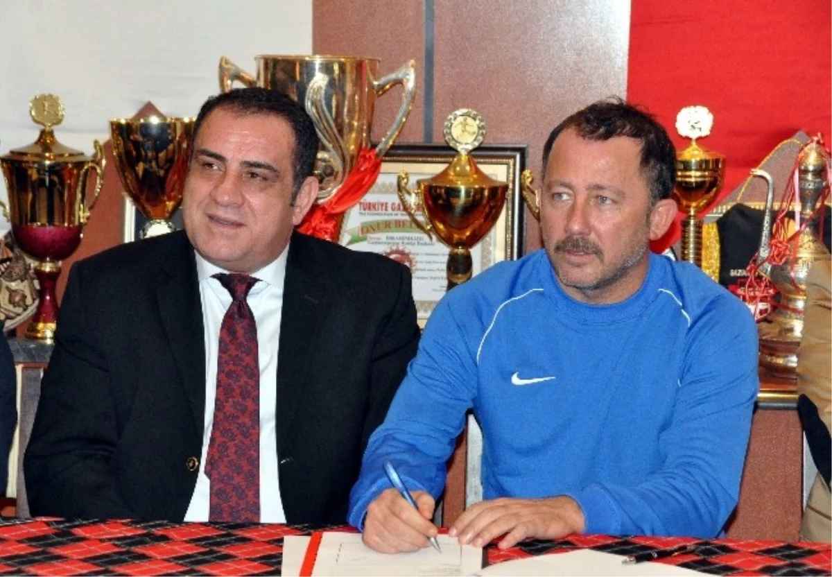 Gaziantepspor\'un Yeni Teknik Direktörü Sergen Yalçın 1,5 Yıllık İmzayı Attı