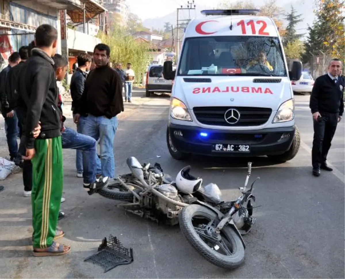 İş Makinesine Çarpan Motosikletin Sürücüsü Yaralandı