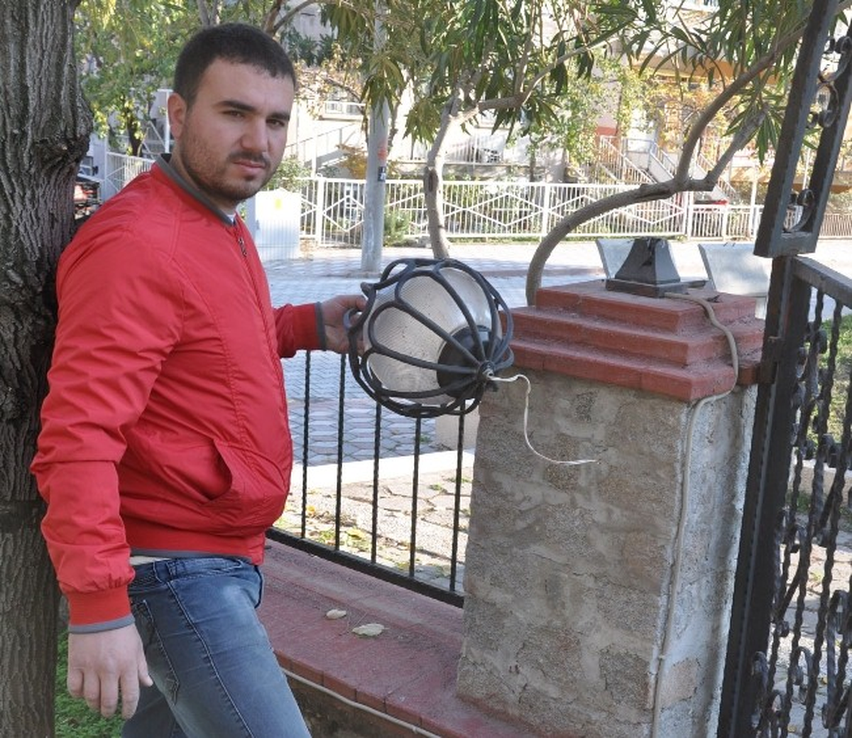 Kırkağaç\'ta Aydınlatma Lambalarını Kırdılar