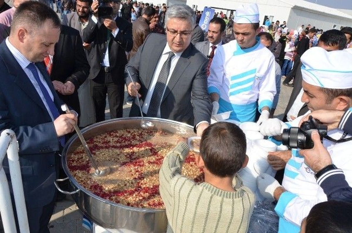 Malatya\'daki Suriyeli Sığınmacılara Aşure Dağıtıldı