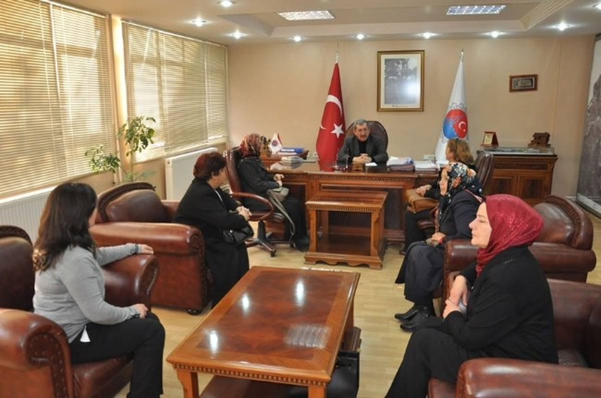 MHP Kadın Kolları Belediye Personeline Aşure Dağıttı