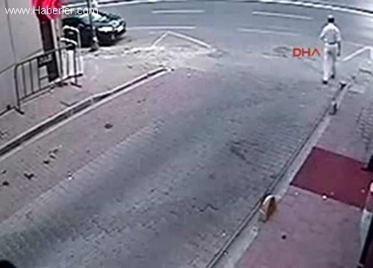 Otomobilden Çanta Hırsızlığı Kameraya Yansıdı
