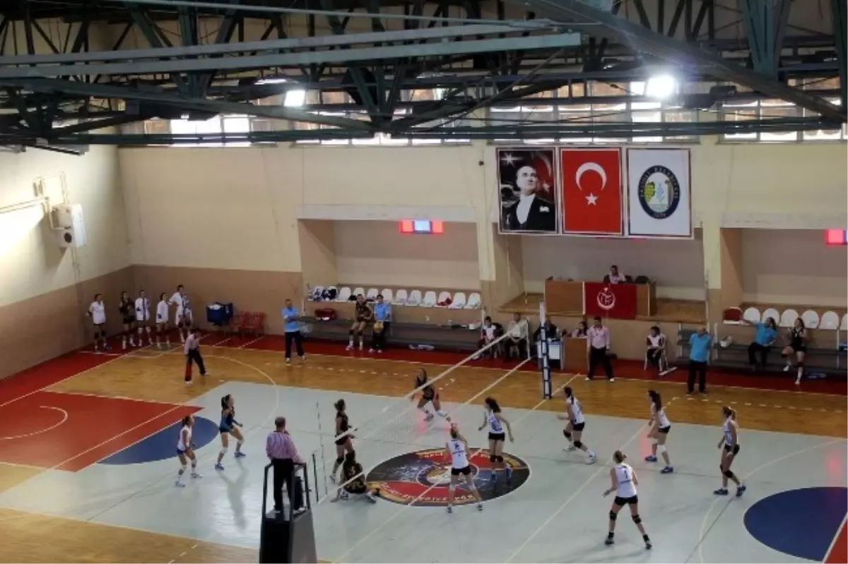 Salihli Bayan Voleybol Takımı\'nda Keyifler Yerinde