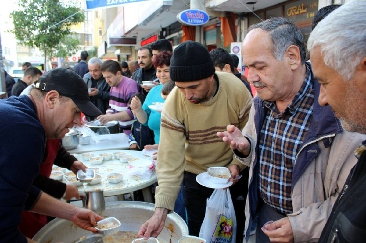 Salihli\'de Mahalle Esnafı Aşure Dağıttı