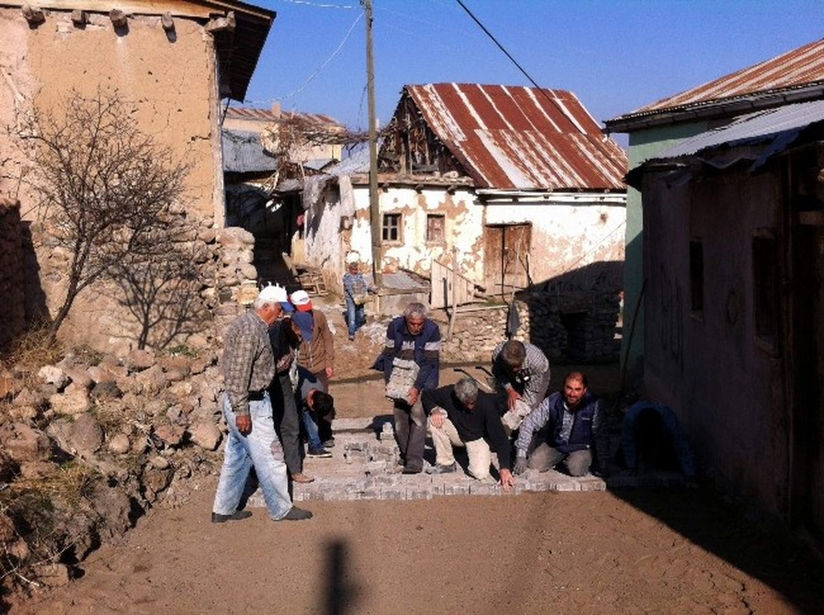 Suşehri\'nde Köy Yolları Parke ile Güzelleşiyor