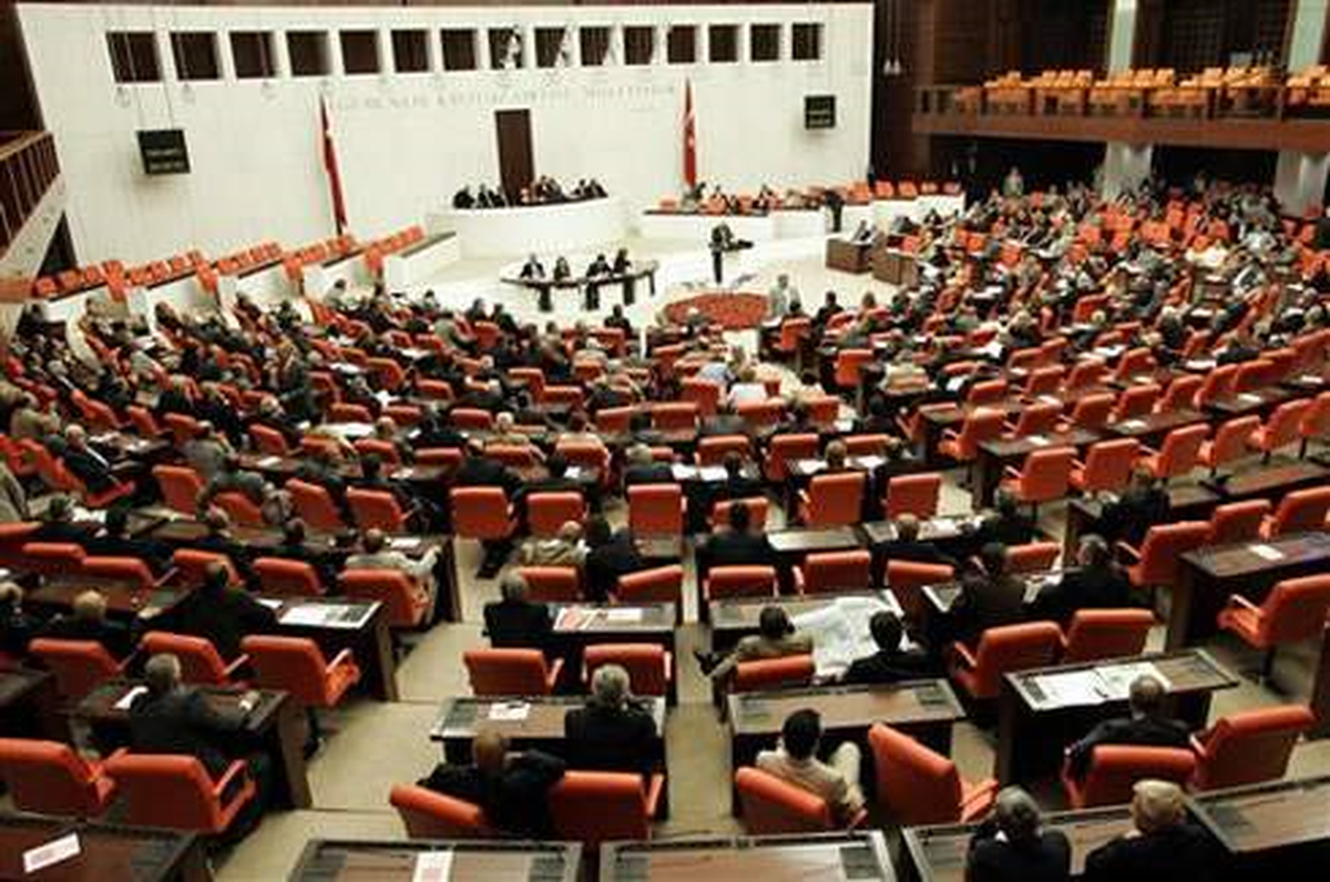 Tam Gün Yasası Komisyona Geri Çekildi