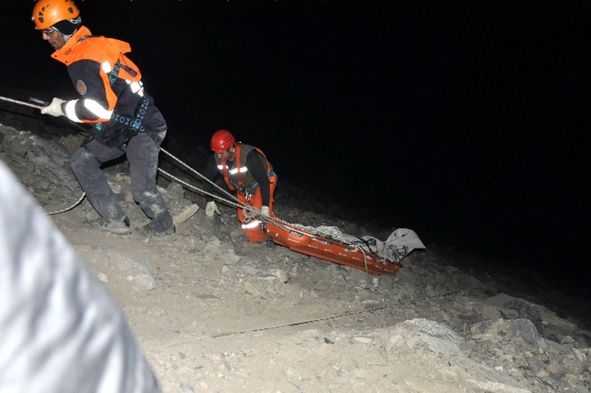 Uçuruma Düşen Otomobil Sürücüsünün Cesedi 8 Saatte Çıkarıldı