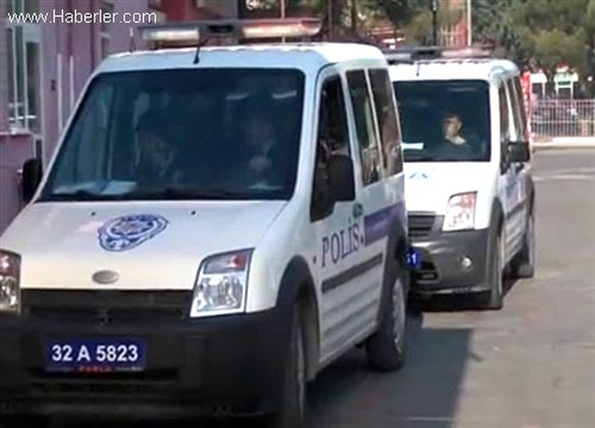 Isparta\'da 4 Otomobilin Lastiği Kesen 3 Kişi Gözaltında