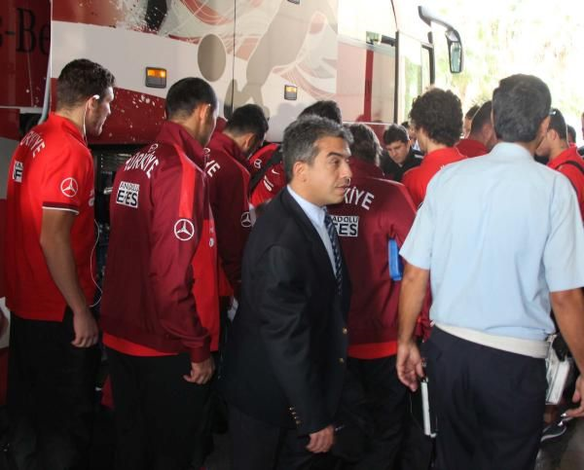 A Milli Takım Uçakla Adana\'dan Ayrıldı