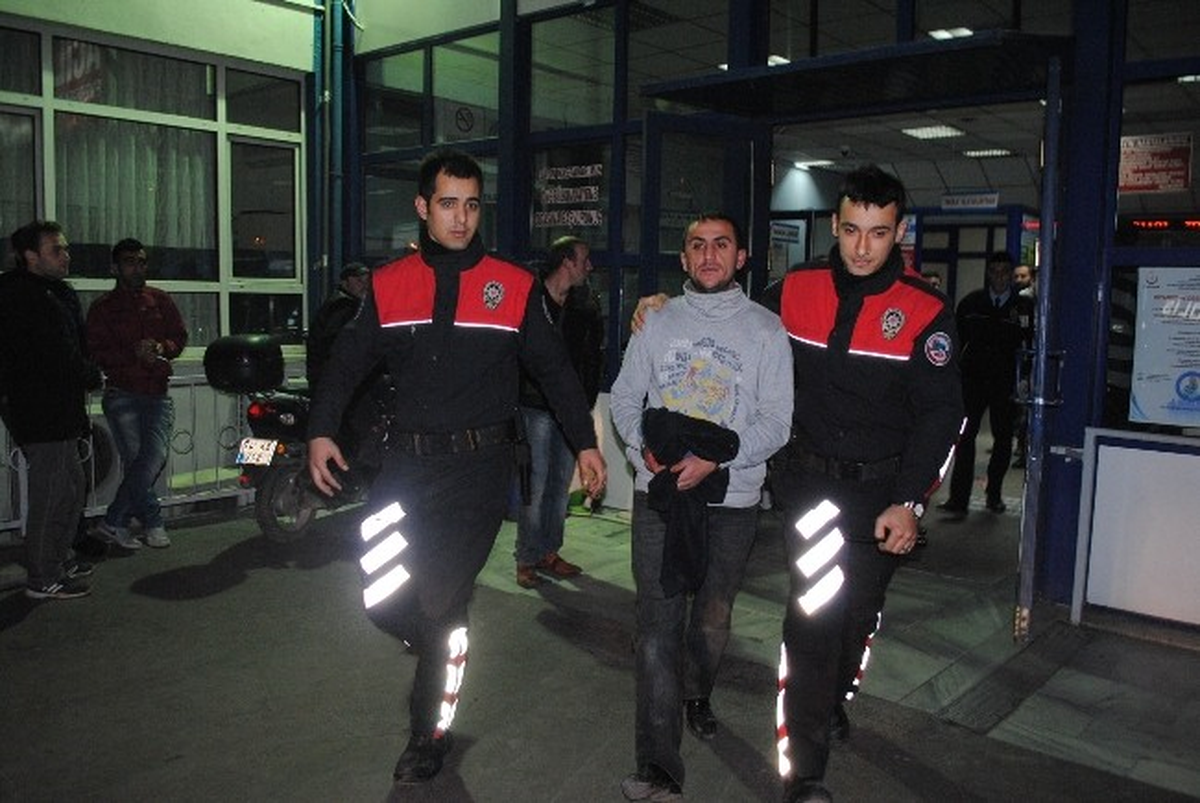 Ablasının Yüzünde Şişe Parçaladı