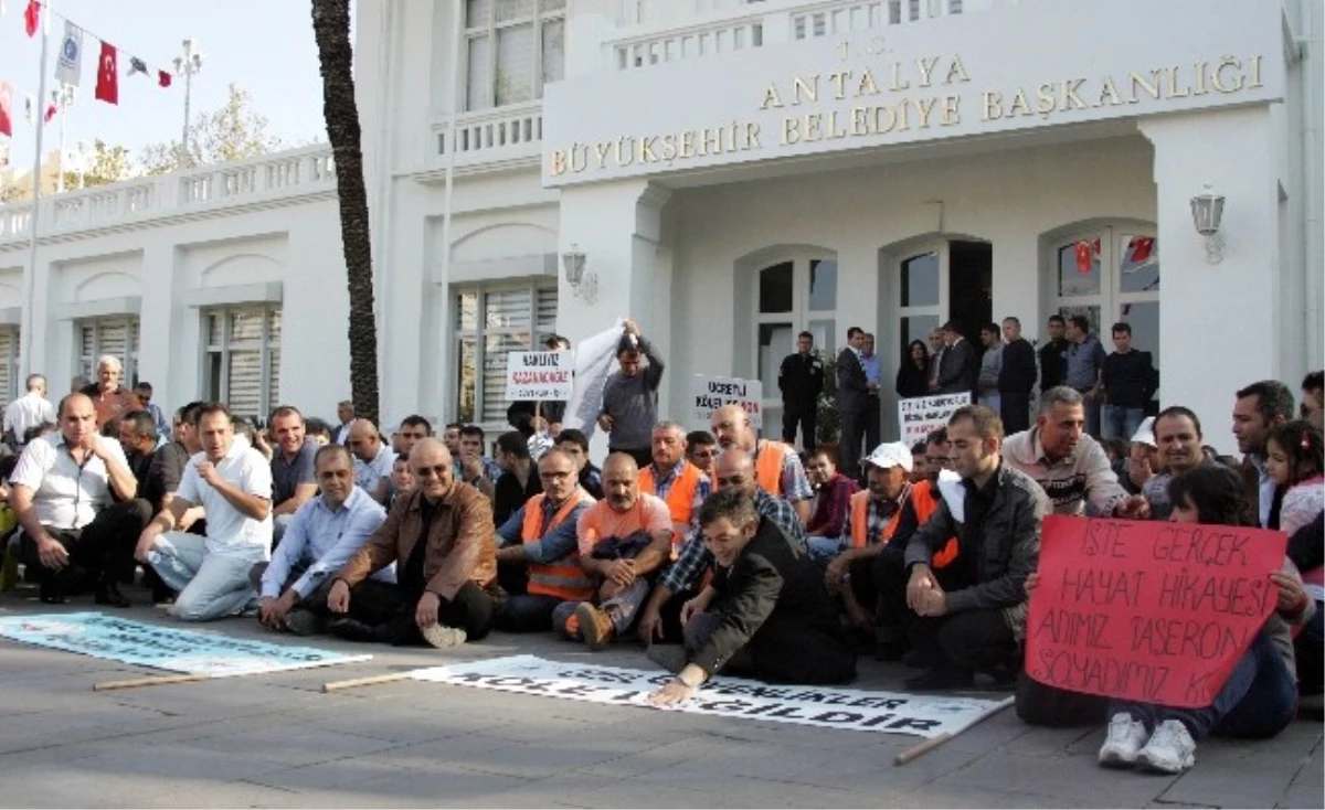 Antalya Büyükşehir Belediyesi Önünde Maaş Eylemi