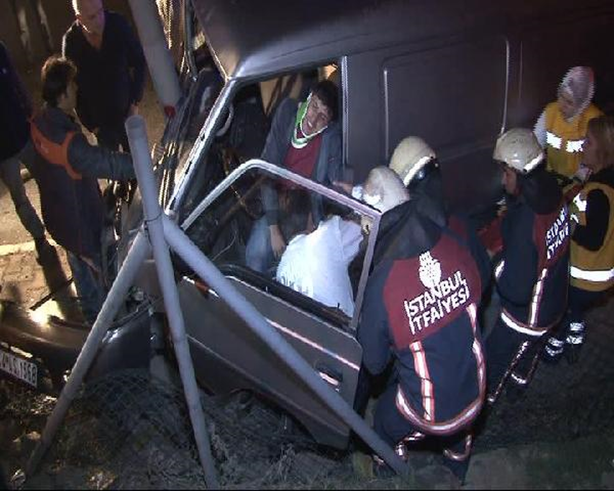 Araç İçinde Sıkışan Sürücüyü İtfaiye Kurtardı