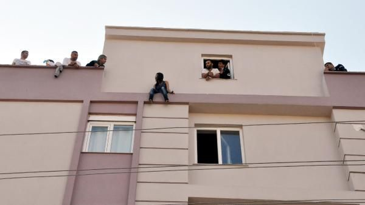 \'Artık Tükendim\' Dedi Çatıdan Atlamaya Kalkıştı