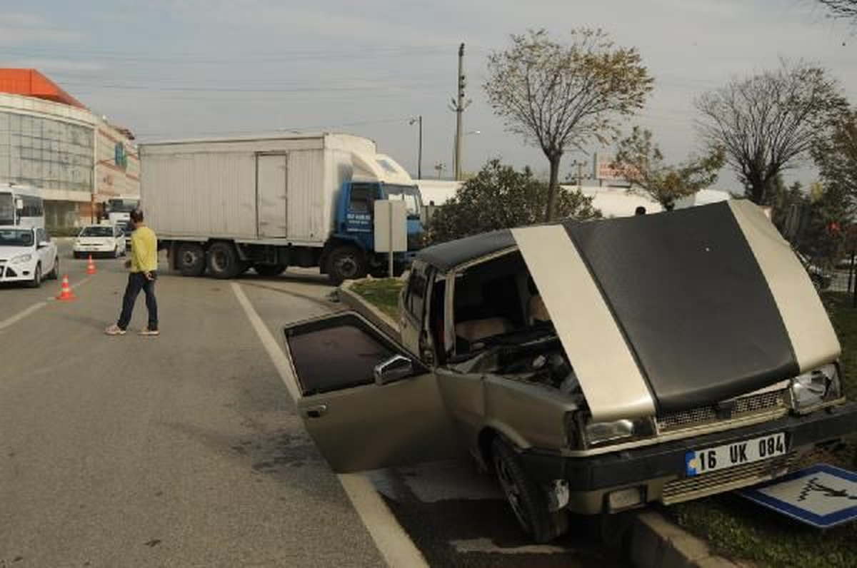 Bursa\'da Kamyon Otomobile Çarptı: 2 Yaralı