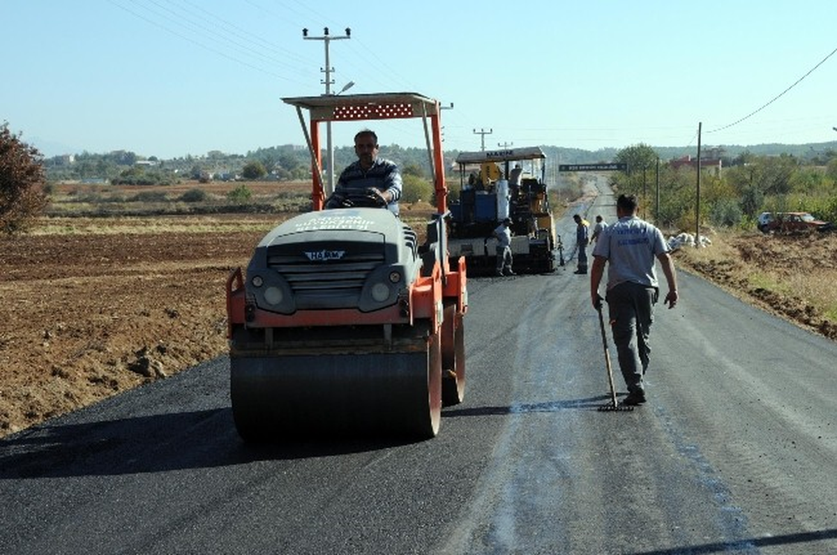 Büyükşehir Belediyesi Ekşili\'nin Bozuk Yolunu Sıcak Asfaltla Kaplıyor