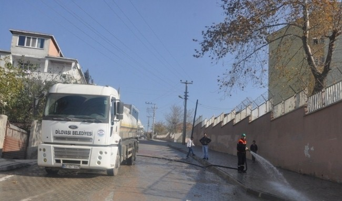 Dilovası\'nda Yollar Yıkanıyor