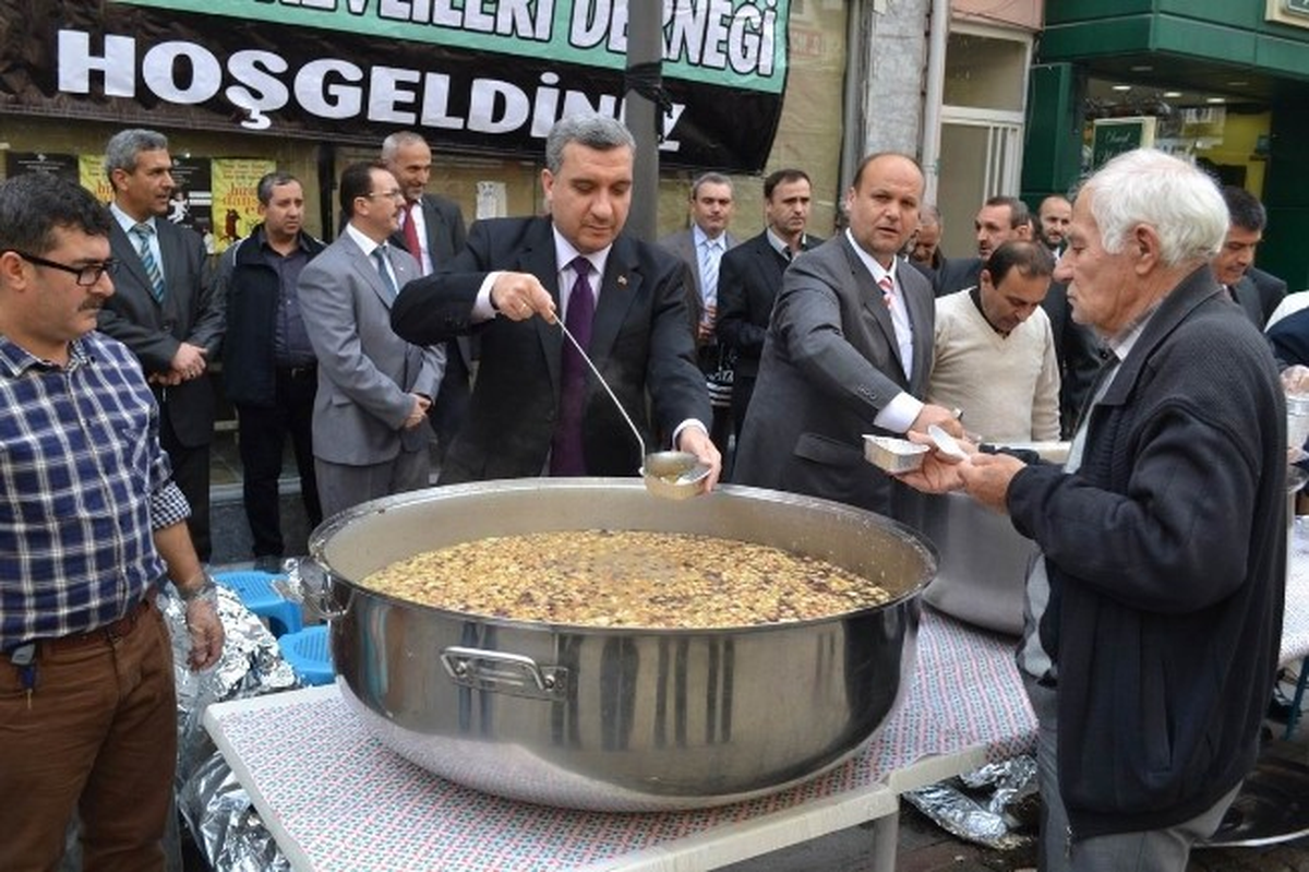 Din Görevlileri Aşure Dağıttı
