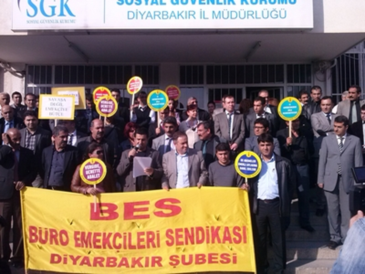 Diyarbakır\'da Kamu Çalışanları Haklarını İstedi