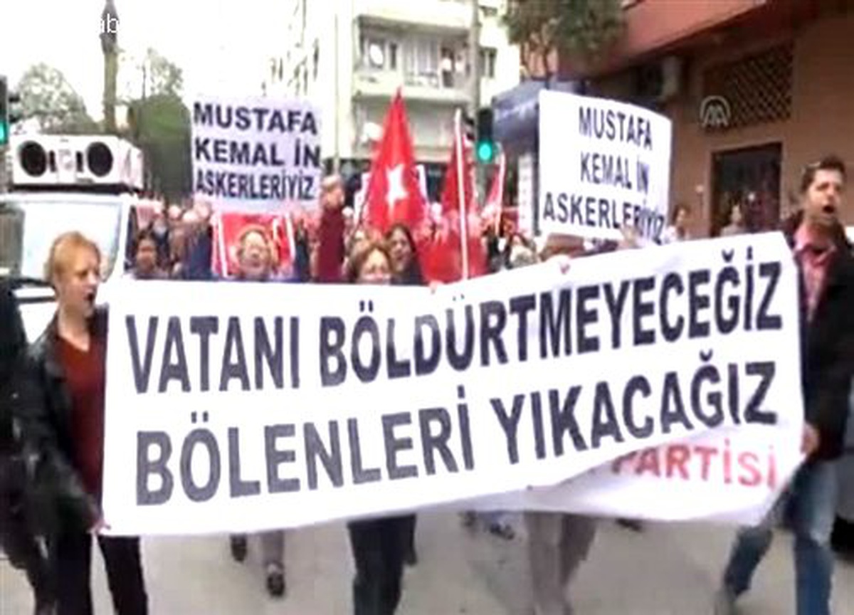 Eylemciler, okudukları "Andımız"ı karıştırdı