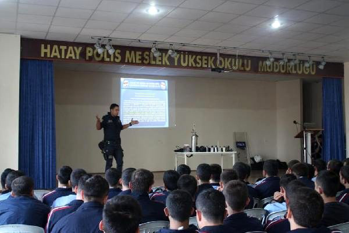 Hatay\'da Polis Adaylarına Uygulamalı Kimyasal Gaz Dersi