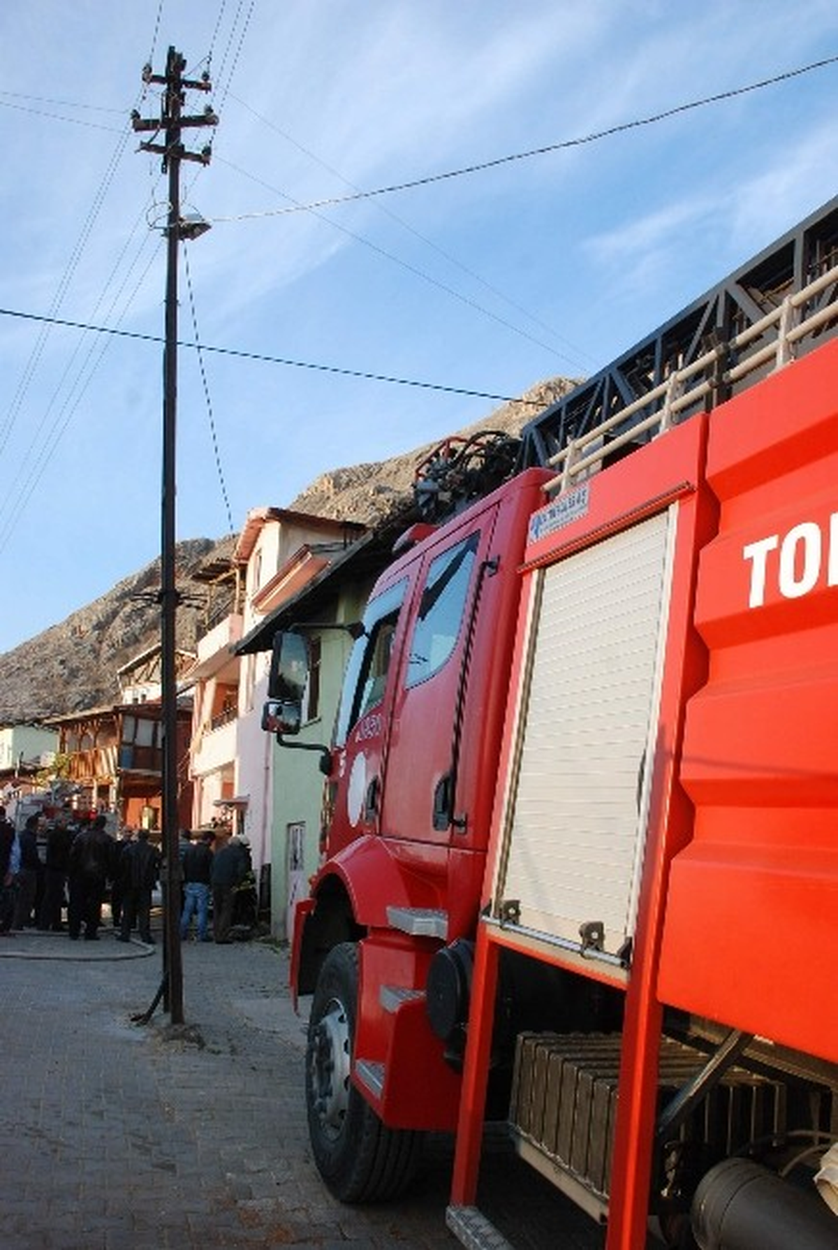 İtfaiyeye Elektrik Direği Engeli