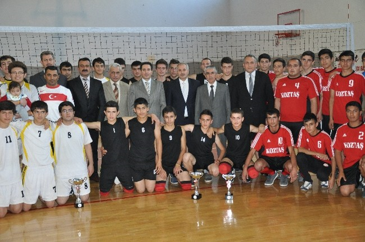 Kozan\'da Gençler Voleybol Turnuvası Sona Erdi
