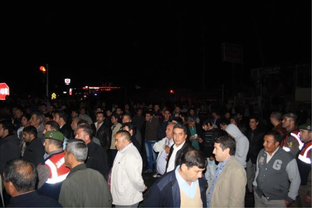 Mersin\'de Trafik Kazalarını Protesto Edenler Yolu Kapattı