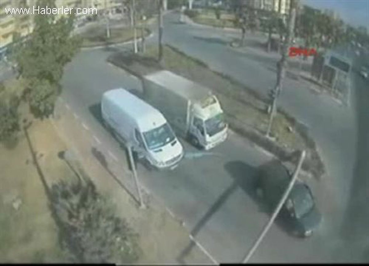 Minibüsten Kaçtı Elektrik Direğine Çarptı