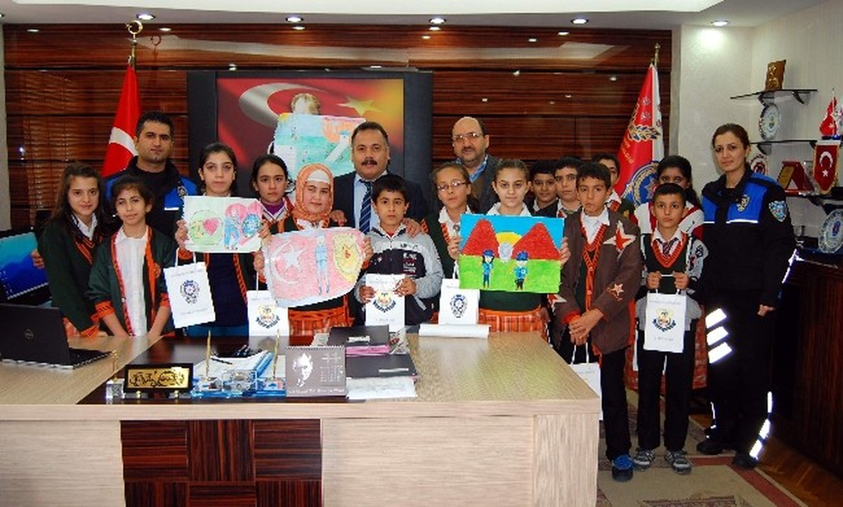 Öğrenciler Emniyet Müdürü Salmaner\'e Resim Hediye Etti