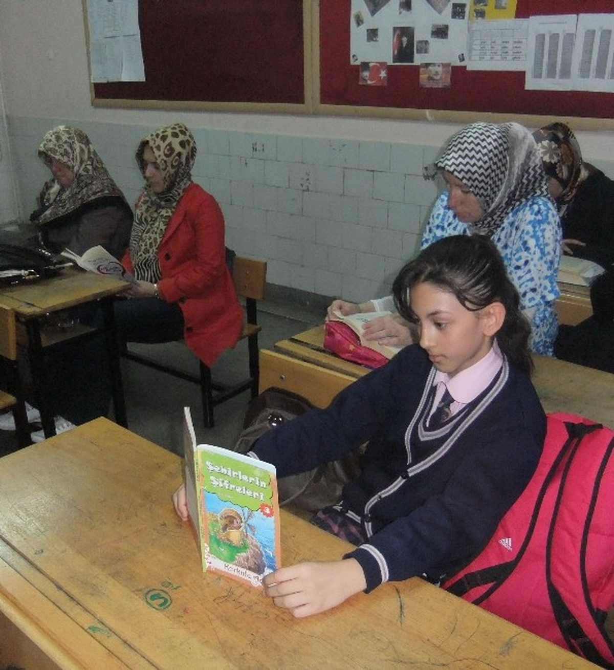 Öğrenciler, Velileriyle Aynı Sırada Kitap Okuyor