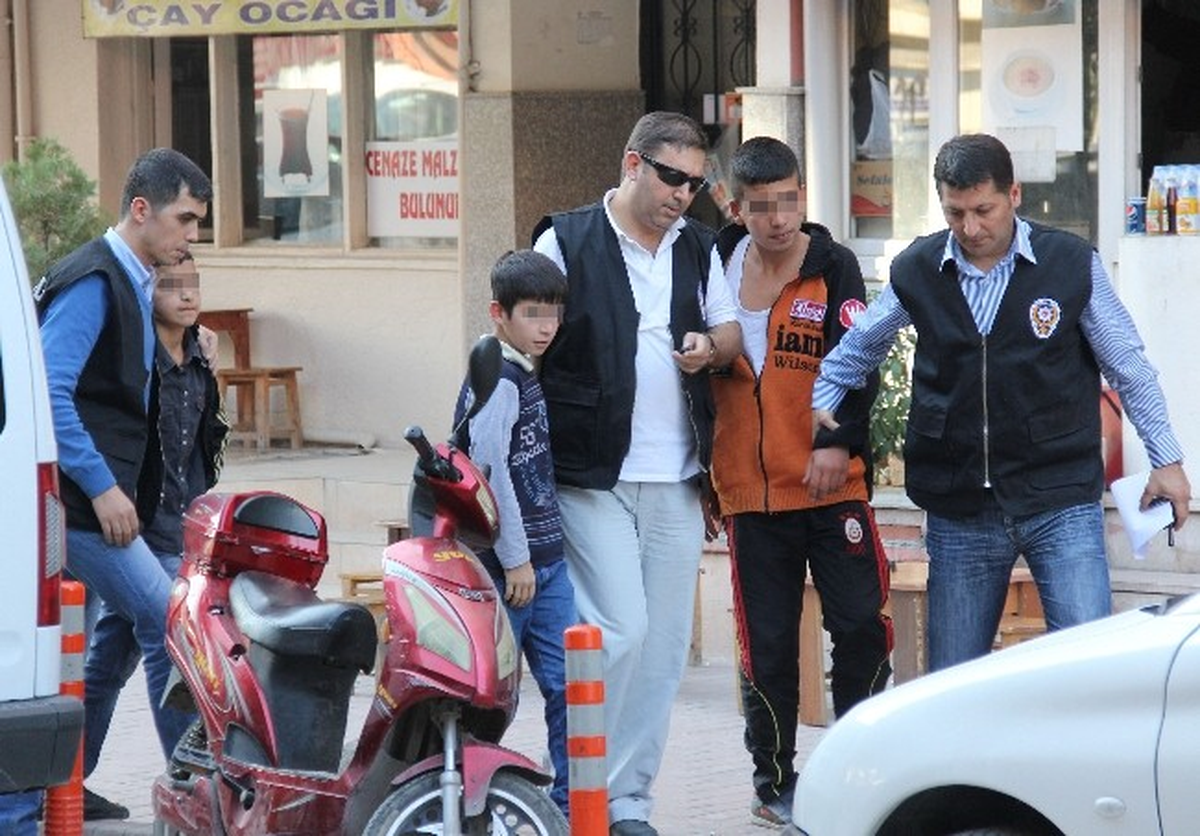 Otobüs Taşlayan 3 Çocuk Adli Tıpta
