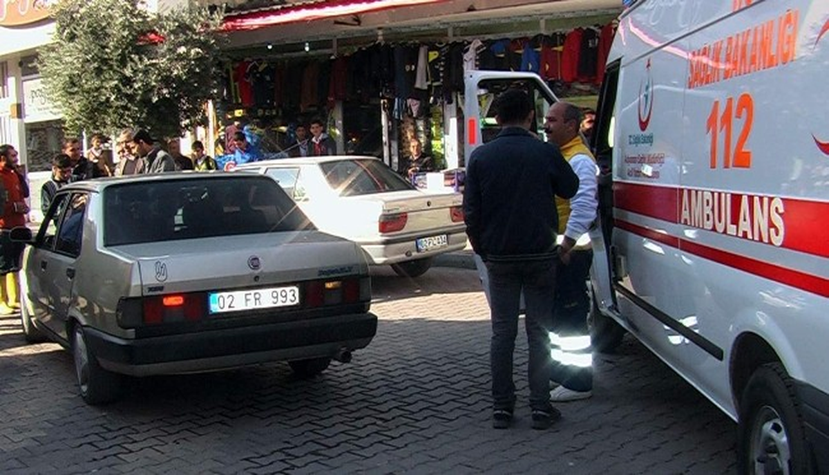 Otomobil ile Elektrikli Bisiklet Çarpıştı: 2 Yaralı