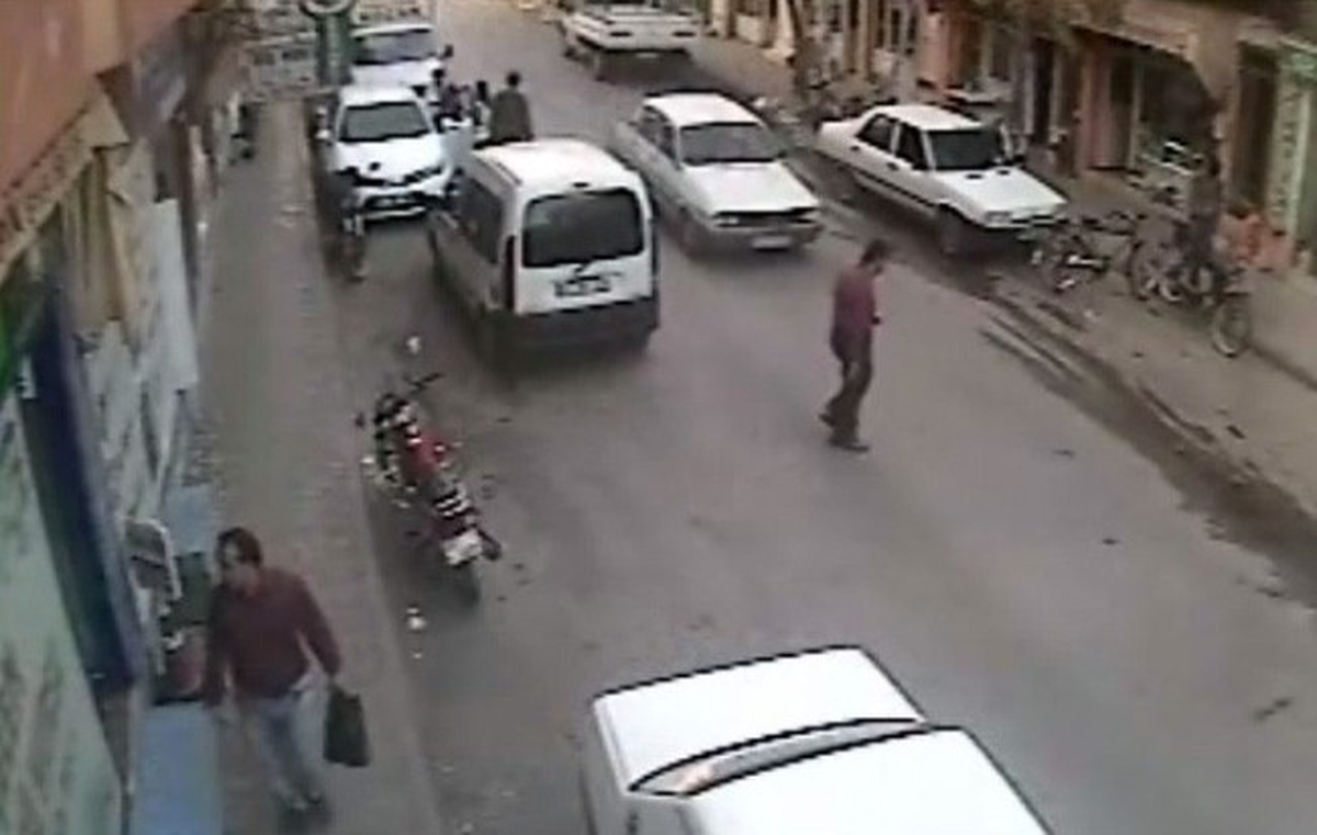 Otomobilin Çaycıya Çarpma Anı Kameraya Yansıdı