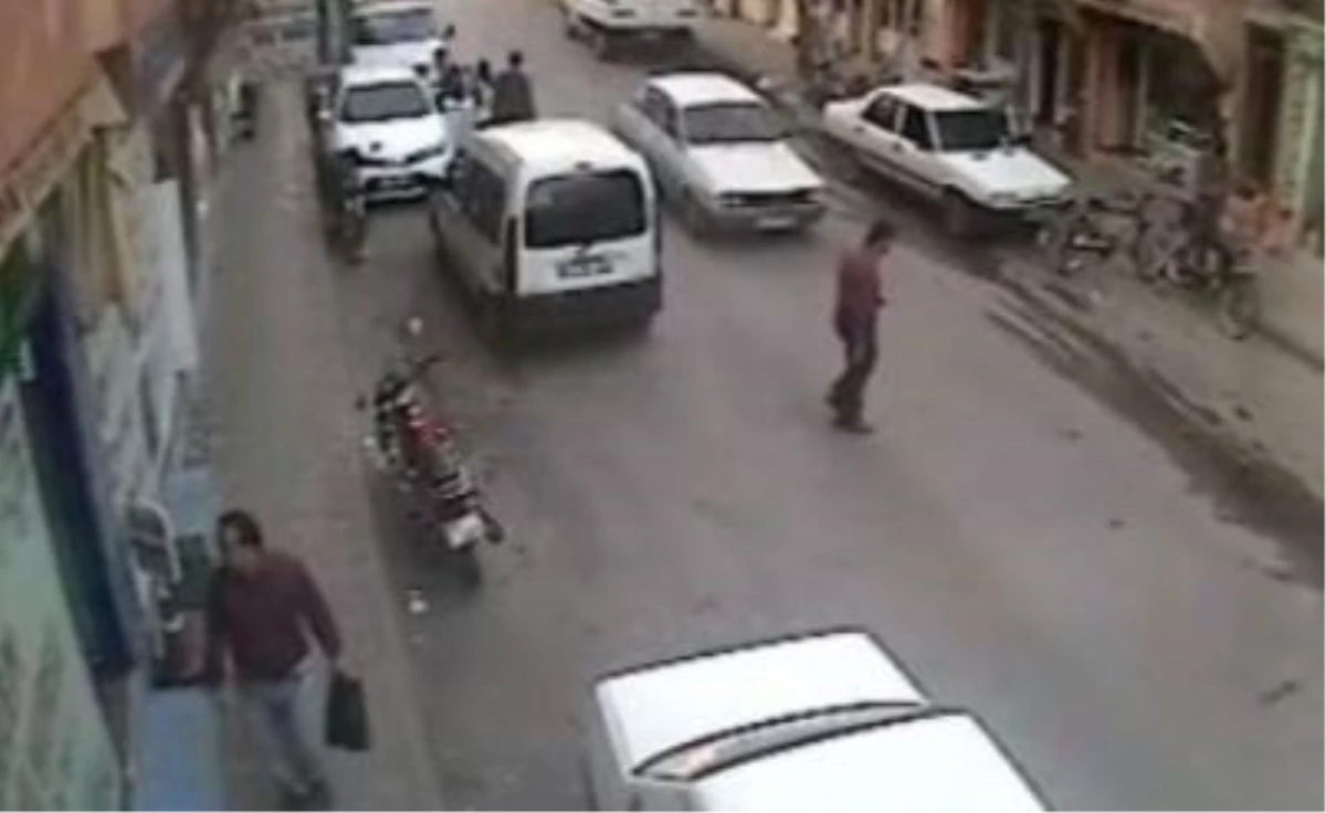 Otomobilin Çaycıya Çarptığı An Güvenlik Kamerasına Takıldı