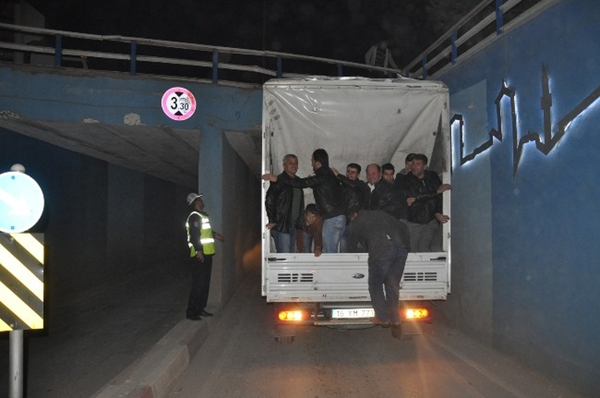 Alt Geçide Sıkışan Kamyoneti Zıplaya Zıplaya Kurtardılar