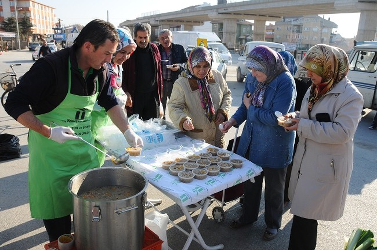 Pazar Yerinde Aşure Dağıtımı