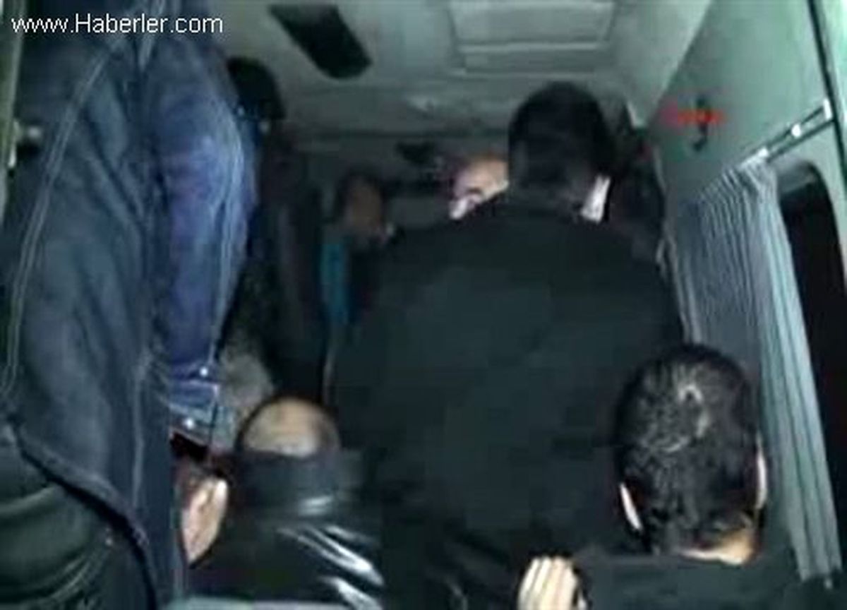 \'Rabia\' Çıkartmalı Midibüste 30 Kaçak Yakalandı