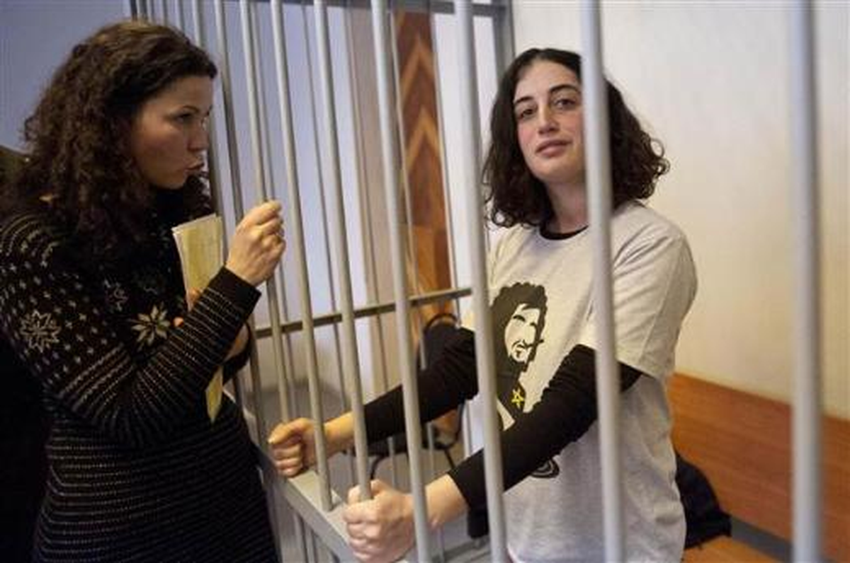 Rusya\'da Tutuklu Greenpeace Eylemcileri