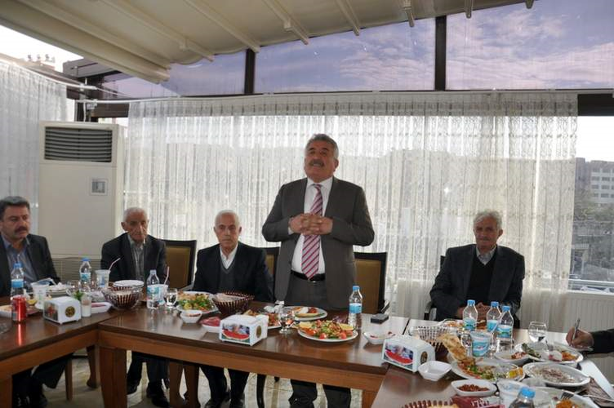 Siirt Belediye Başkanı Selim Sadak\'tan, Meclis Üyelerine Yemek