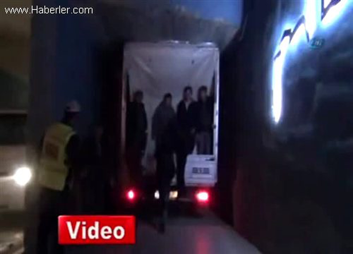 Sıkışan Kamyoneti Halay Çekerek Kurtardılar