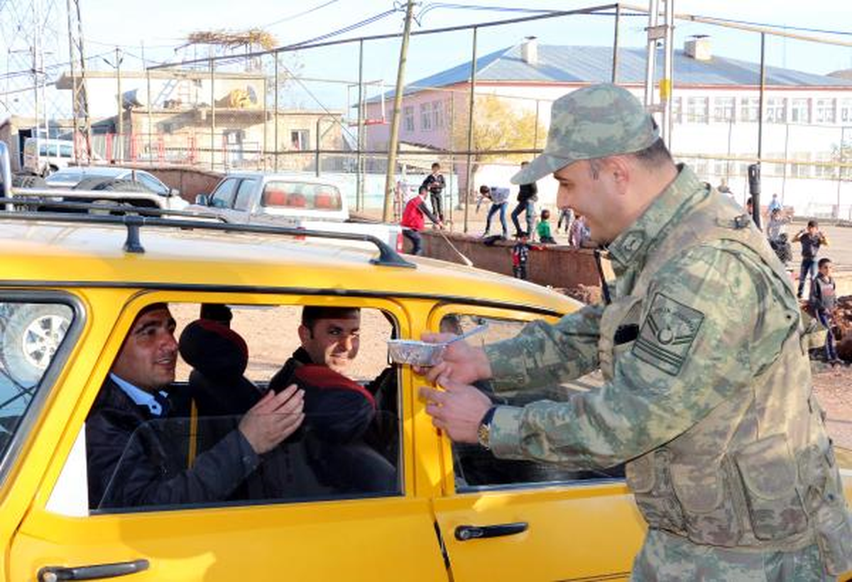Şırnak-Siirt Yolunda Jandarmadan Vatandaşlara Aşure İkramı