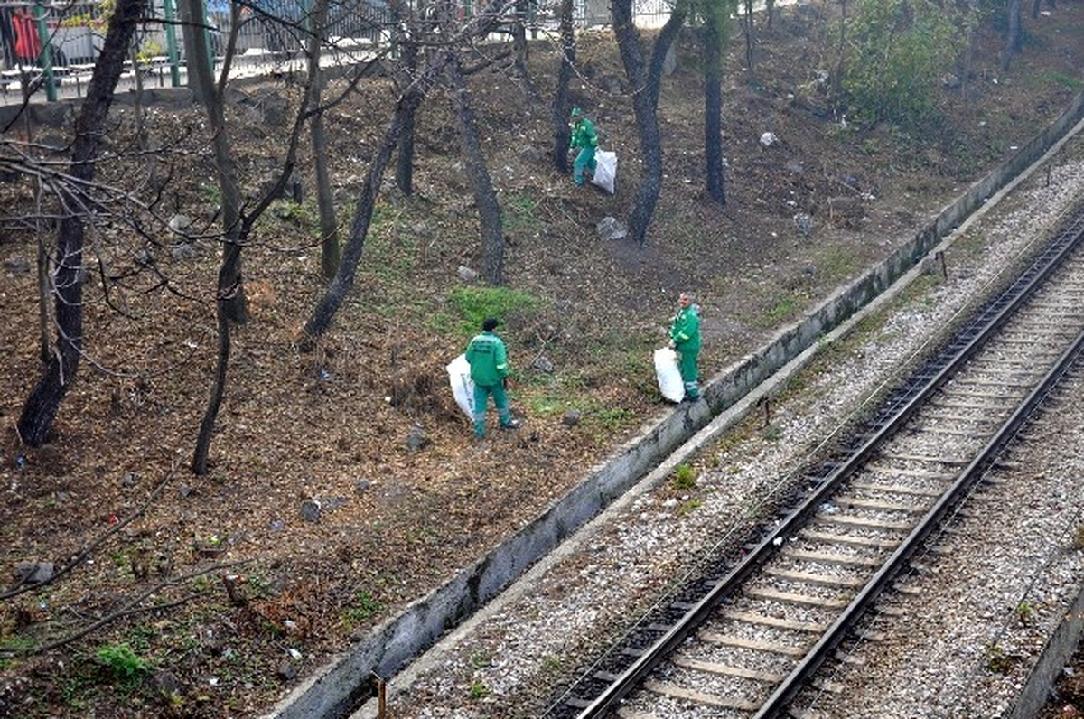 Tren Yolu Çöpten Arındı