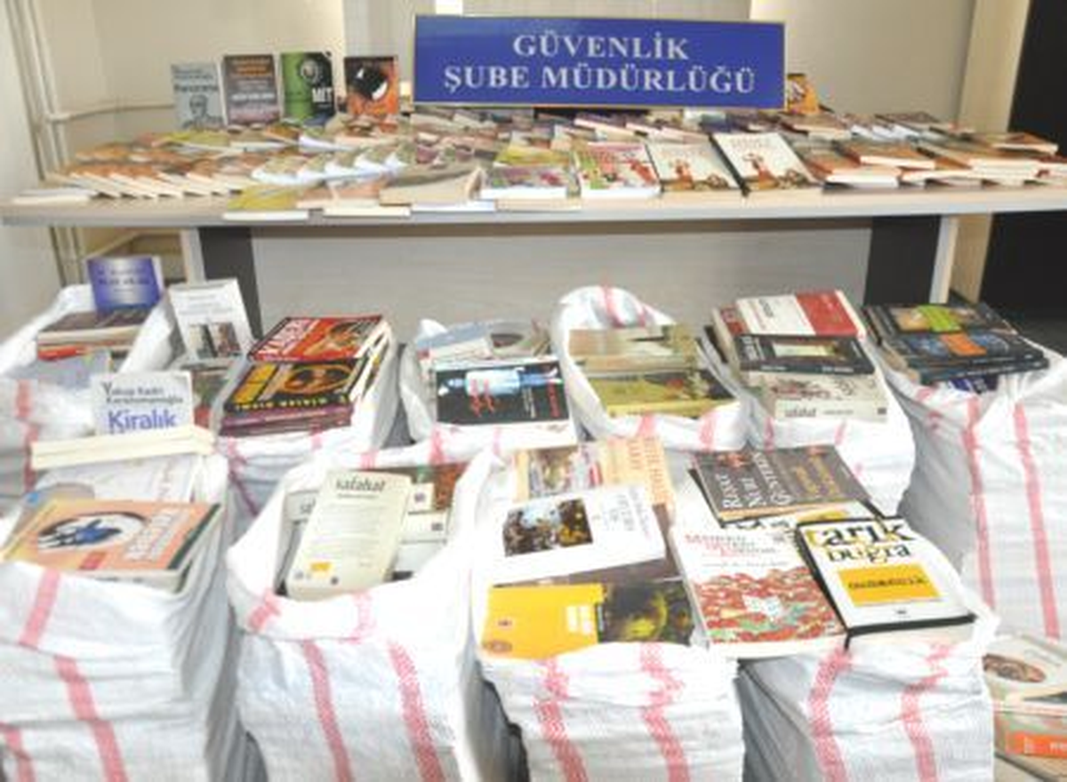 Polis KSÜ\'de Bin 366 Korsan Kitap Ele Geçirdi