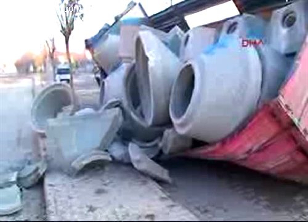 Yol Çöktü, Kamyon 1 Metre Çukura Saplandı